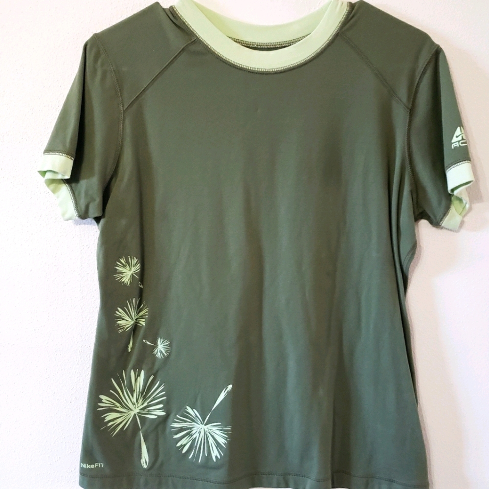 NIKE ACG Large Green Athletic Tee